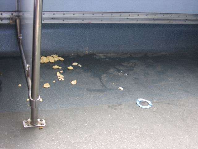 Nepořádek v autobuse tn1351.jpg