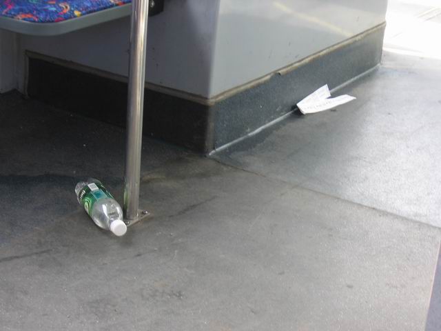 Nepořádek v autobuse tn1352.jpg