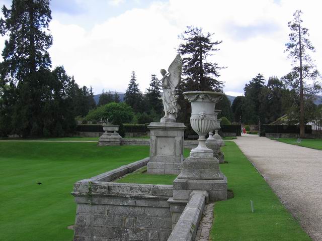 Sochy v zahradě tn_2310.jpg