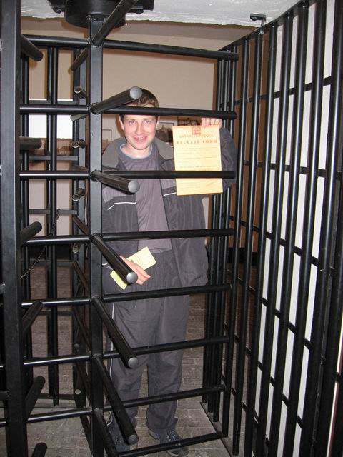 Pavel s kýženým dokladem tn_2485.jpg