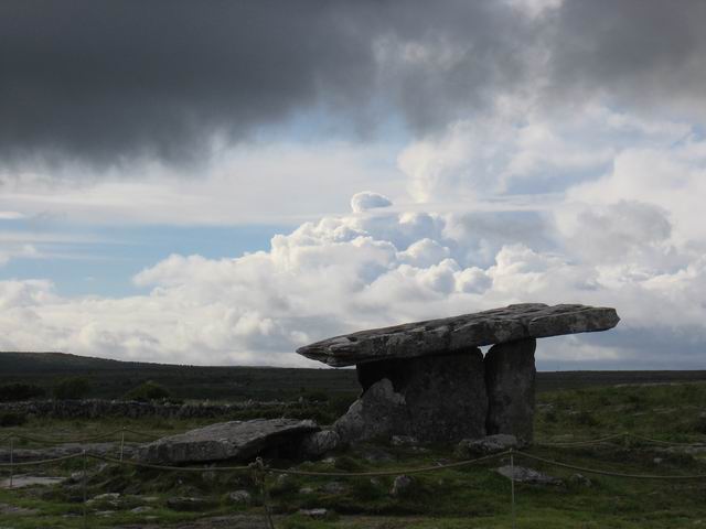 Dolmen s mraky tn_2945.jpg