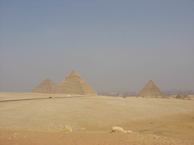 Všechny tři pyramidy tn_6589.jpg
